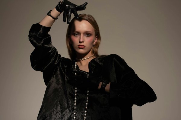 Réinventez votre look hivernal : le guide incontournable pour porter la robe longue avec élégance et inspiration !