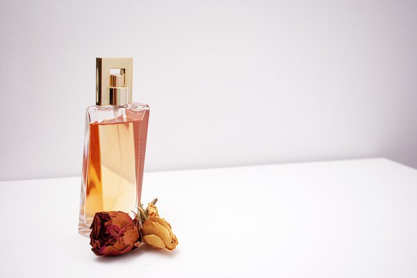 Top 10 parfums de niche pour femmes : l'essence de l'élégance